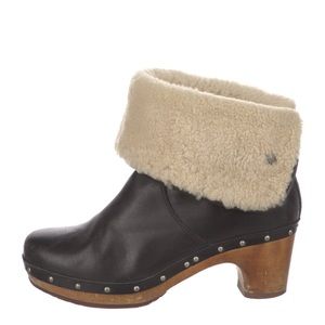 UGG Australia Women's Lynnea II Sheepskin Clog Boots Size US 8